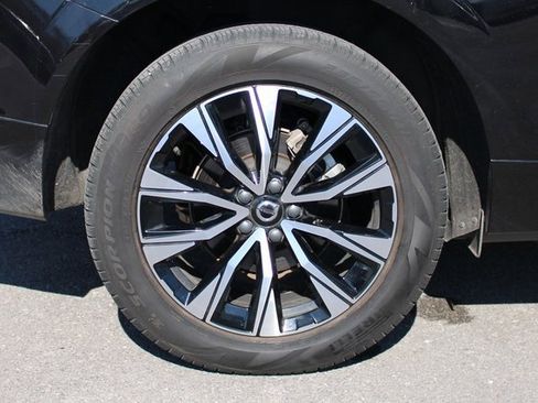 Used 2025 Volvo XC60 B5 Plus image 37