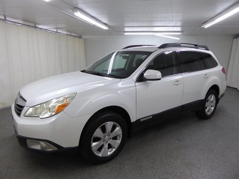Used 2010 Subaru Outback 3.6R Premium image 3