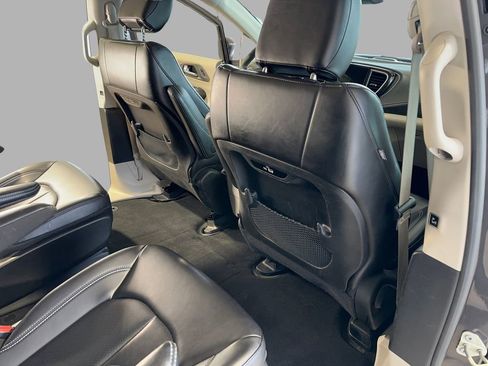 Used 2023 Chrysler Pacifica Touring-L image 19