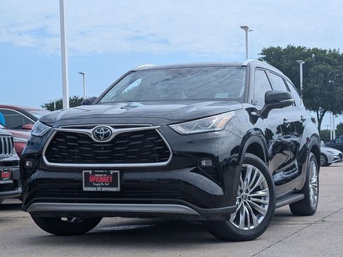 Used 2024 Toyota Highlander Platinum FWD image 2