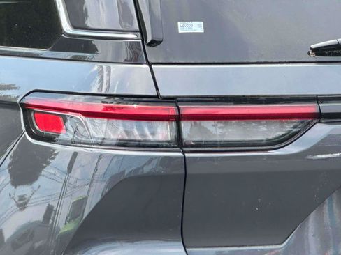 Used 2025 Jeep Grand Cherokee Laredo w/ Luxury Tech Group I AWD/4WD image 9