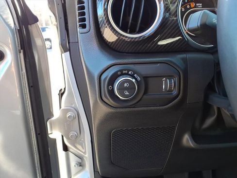 Used 2023 Jeep Gladiator Overland w/ Cold Weather Group image 17