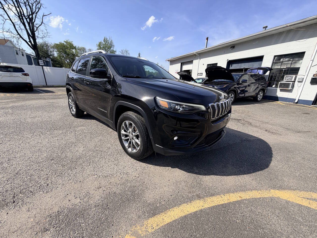 Used 2019 Jeep Cherokee Latitude Plus w/ Cold Weather Group AWD/4WD image 18