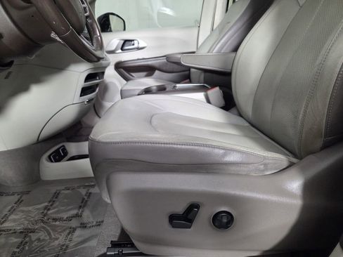 Used 2018 Chrysler Pacifica Touring-L Plus w/ Advanced Safetytec Group image 13