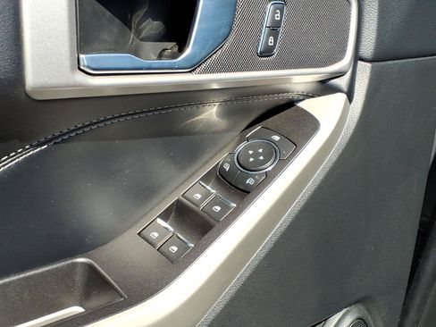 Used 2022 Ford Explorer XLT AWD/4WD image 6