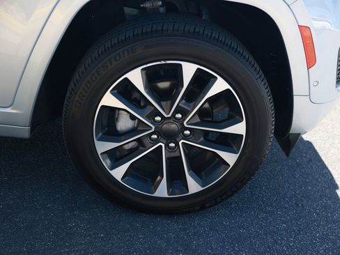 Used 2023 Jeep Grand Cherokee Overland RWD image 8