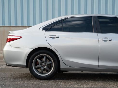 Used 2016 Toyota Camry SE w/ Moonroof Package FWD image 12