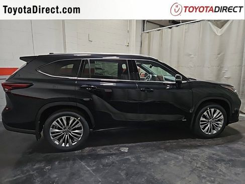 New 2026 Toyota Highlander Platinum image 8