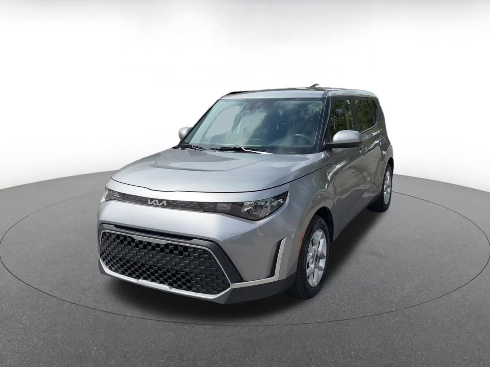 Used 2025 Kia Soul LX w/ LX Technology Package FWD image 4