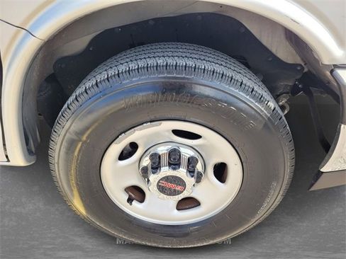 Used 2022 GMC Savana 3500 LS w/ Chrome Appearance Package image 9