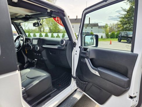 Used 2015 Jeep Wrangler Sahara w/ Dual Top Group AWD/4WD image 34