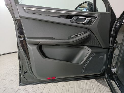 Certified 2025 Porsche Macan AWD/4WD image 13