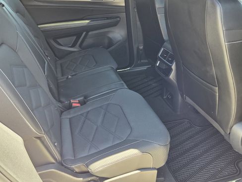 Used 2024 Volkswagen Atlas Cross Sport SE image 10