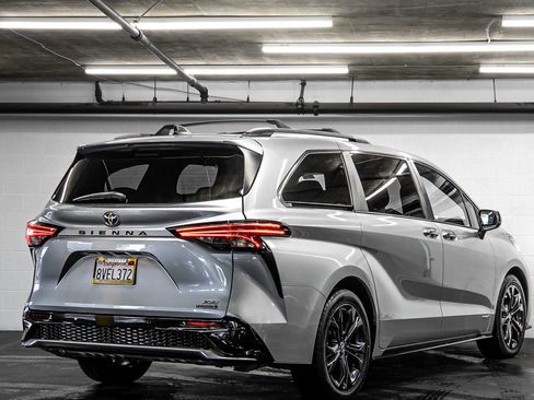 Used 2021 Toyota Sienna XSE image 5