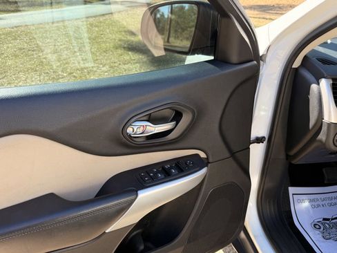 Used 2017 Jeep Cherokee Sport image 13