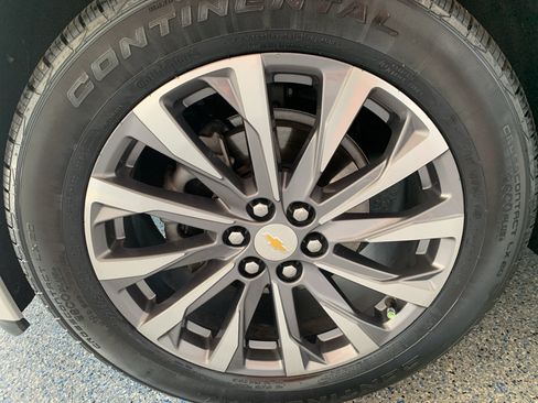 Used 2023 Chevrolet Traverse Premier FWD image 35