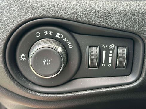 Used 2023 Jeep Renegade Latitude AWD/4WD image 17