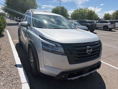 Used 2022 Nissan Pathfinder SL w/ SL Black Package FWD image 8