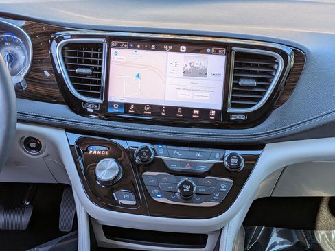 Used 2023 Chrysler Pacifica Limited image 32