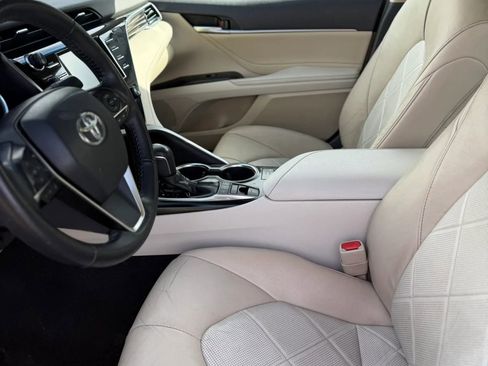 Used 2018 Toyota Camry XLE image 17