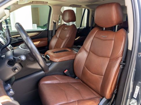 Used 2019 Cadillac Escalade Luxury AWD/4WD image 16