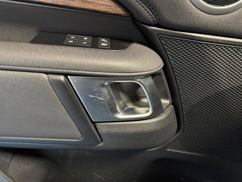 Used 2020 Land Rover Discovery HSE image 12