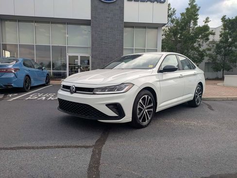 Certified 2025 Volkswagen Jetta Sport FWD image 9