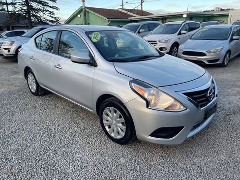 Used 2018 Nissan Versa SV FWD image 4