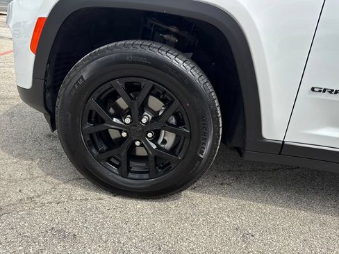Certified 2025 Jeep Grand Cherokee Altitude AWD/4WD image 40
