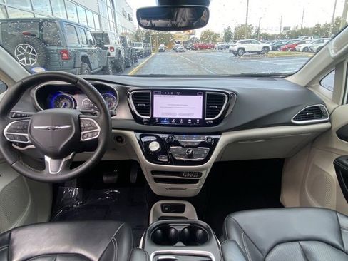 Used 2023 Chrysler Pacifica Touring-L image 15