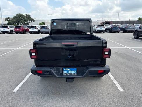 Used 2020 Jeep Gladiator Overland AWD/4WD image 4