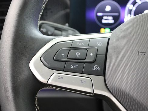 Used 2025 Volkswagen Tiguan SE image 25