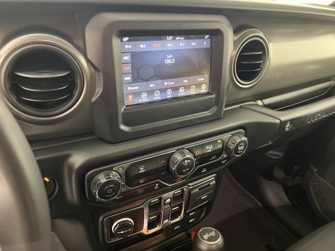 Used 2023 Jeep Wrangler Unlimited image 28