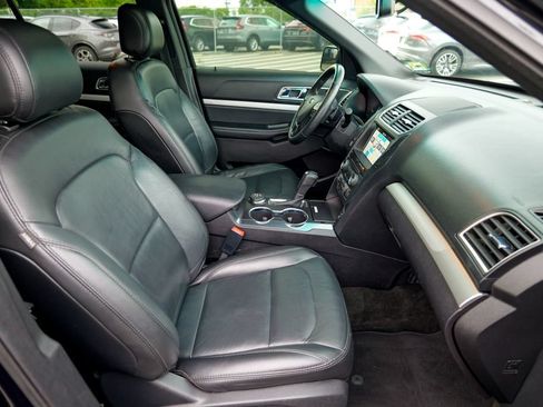 Used 2017 Ford Explorer XLT w/ Equipment Group 202A AWD/4WD image 37