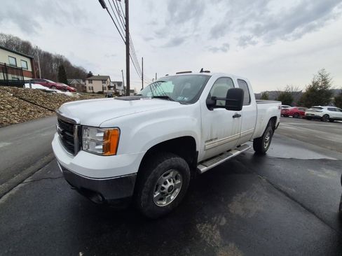 Used 2011 GMC Sierra 2500 SLE w/ SLE Preferred Package image 4