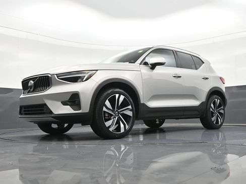 Used 2023 Volvo XC40 B5 Plus AWD/4WD image 25