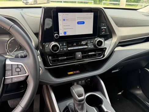 Used 2025 Toyota Highlander XLE FWD image 14