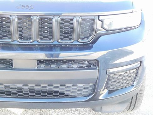 Used 2024 Jeep Grand Cherokee L Limited w/ Black Appearance Package image 9