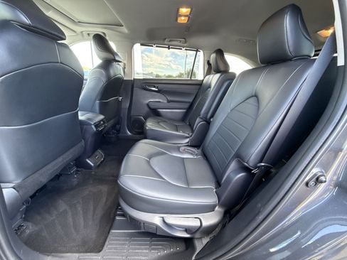 Used 2022 Toyota Highlander XLE AWD/4WD image 25