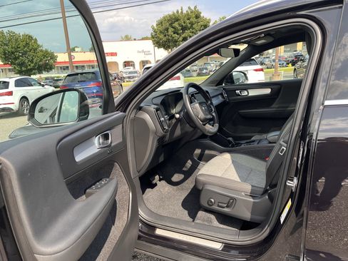 Certified 2025 Volvo XC40 B5 Core image 7