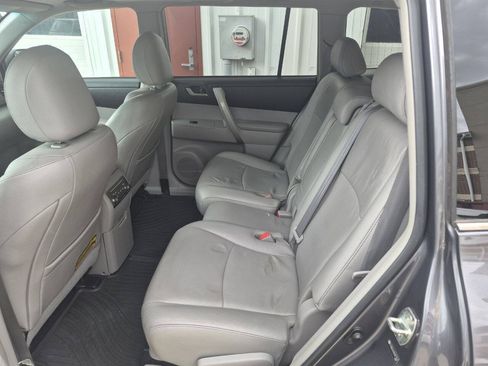 Used 2011 Toyota Highlander SE w/ Tow Pkg AWD/4WD image 14