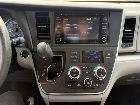 Used 2019 Toyota Sienna LE w/ LE Preferred Package FWD image 19