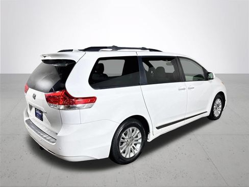 Used 2011 Toyota Sienna XLE w/ Premium Pkg FWD image 6
