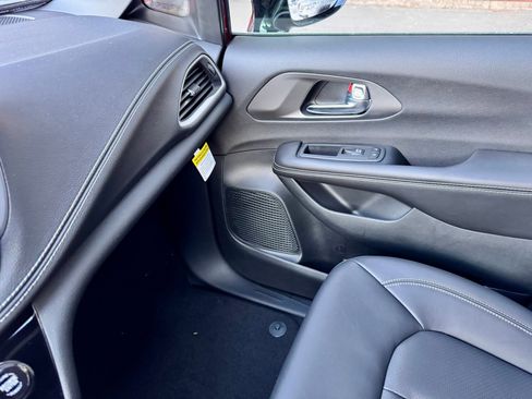 New 2026 Chrysler Pacifica Select image 16