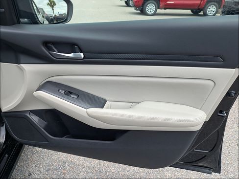 Used 2025 Nissan Altima 2.5 SV FWD image 31