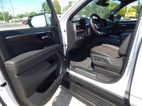 Used 2026 Chevrolet Suburban High Country AWD/4WD image 21