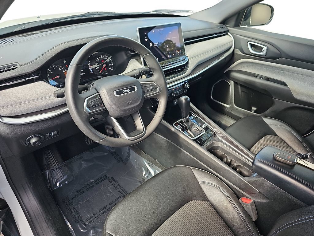 Used 2024 Jeep Compass Latitude AWD/4WD image 16