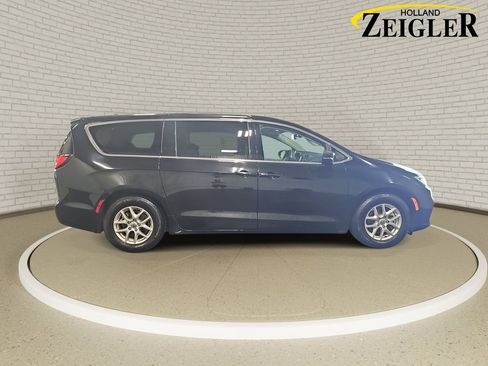 Used 2024 Chrysler Pacifica Touring-L FWD image 4