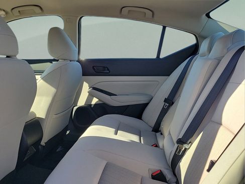 Used 2025 Nissan Altima 2.5 SV FWD image 10