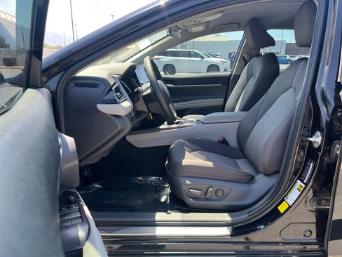 Used 2021 Toyota Camry LE w/ Carpet Mat Package (TMS) FWD image 11